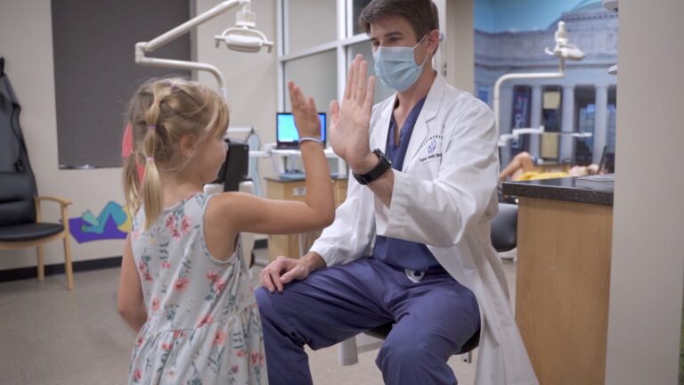 Dr Neil Turnage in a wisdom teeth consult